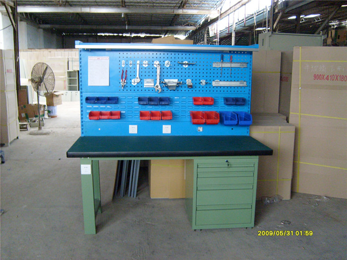 带工具挂板工作台